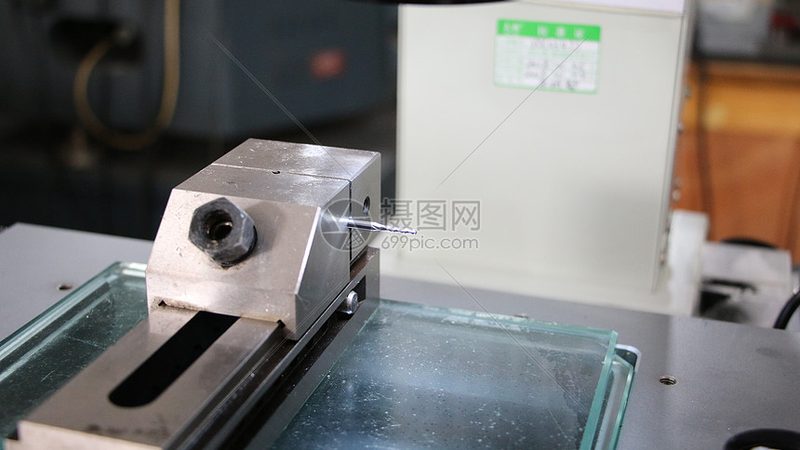 数控铣床机身材料的选择关键**